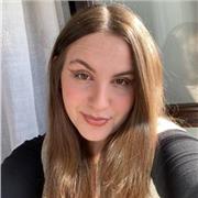 Profesora de inglés imparte clases a niños de todas las edades